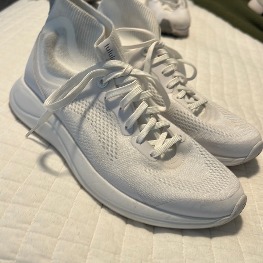 LULU LEMON SHOE